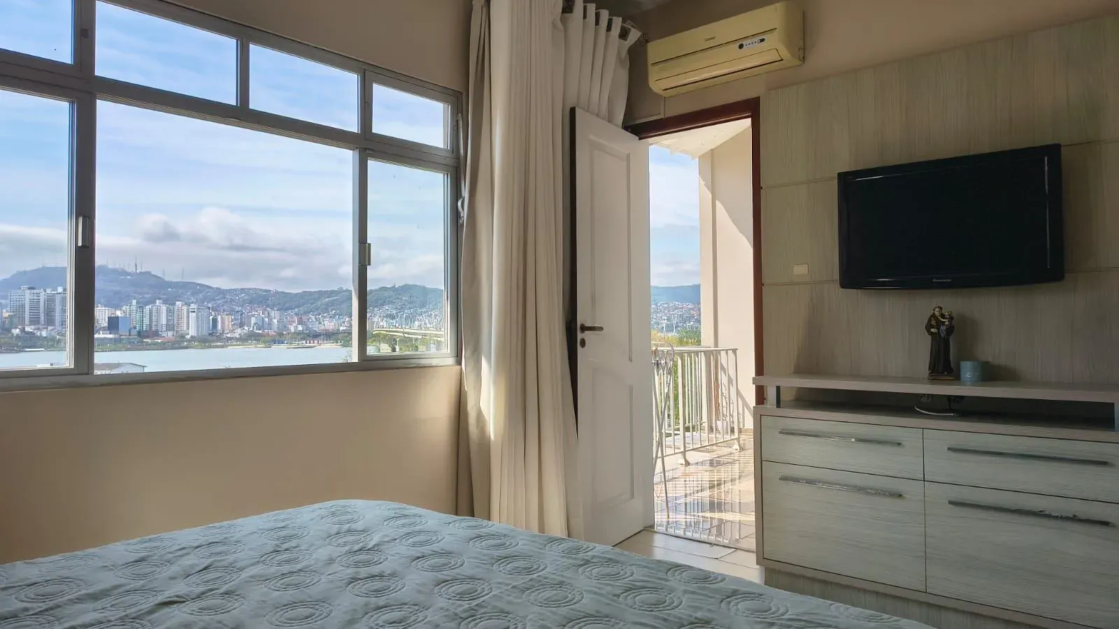 2-bedroom house with a water view in Florianópolis — photo 7