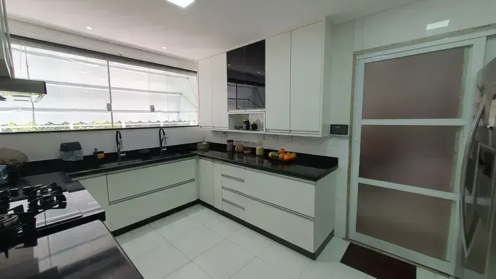650 m² house with 6 en-suite bedrooms and 4 parking spots — photo 26