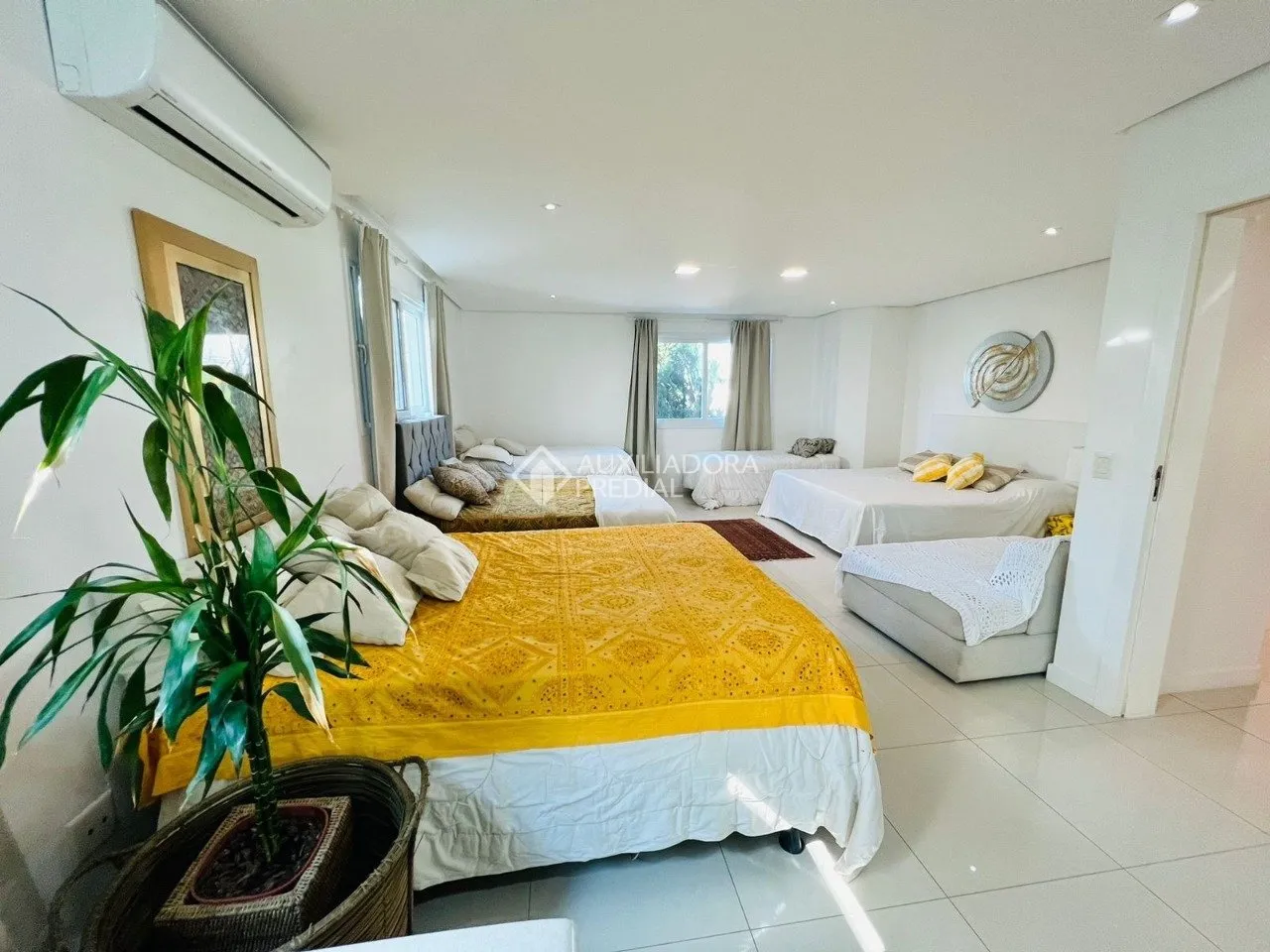 House with 6 bedrooms and an open kitchen with gas stove — photo 39