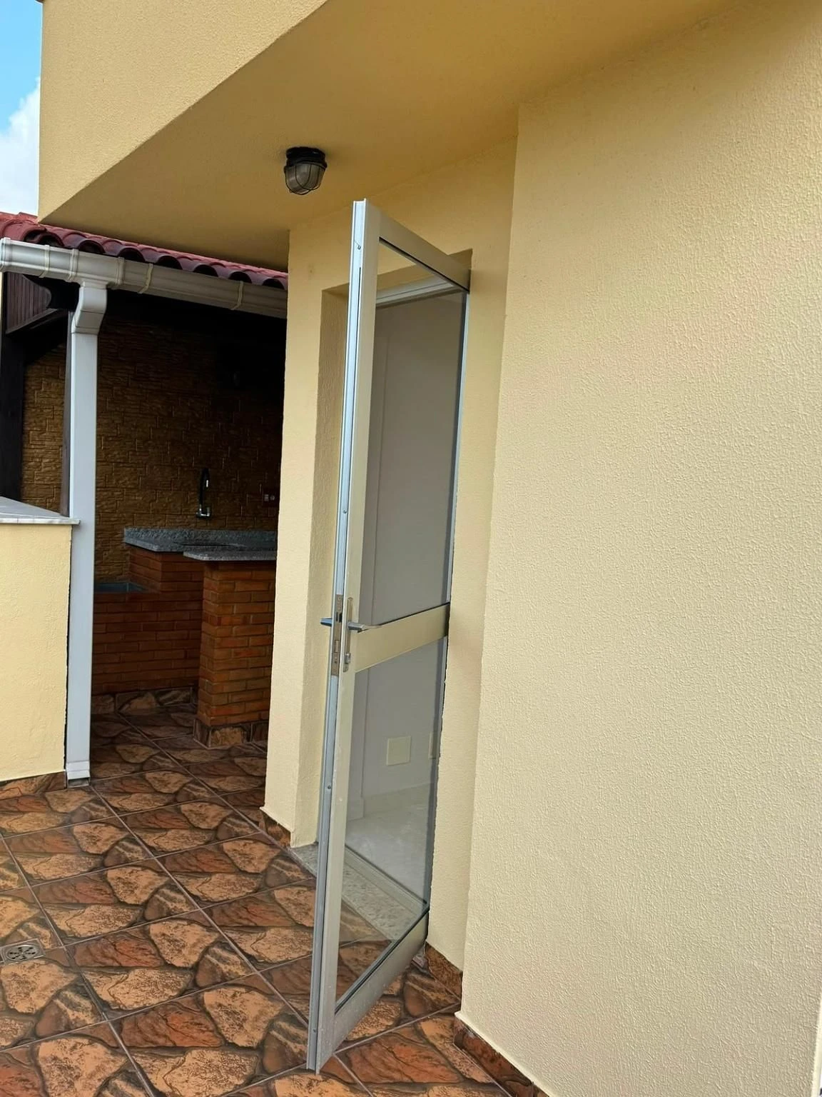 Apartment with 3 bedrooms and 4 bathrooms, balcony sink — photo 19