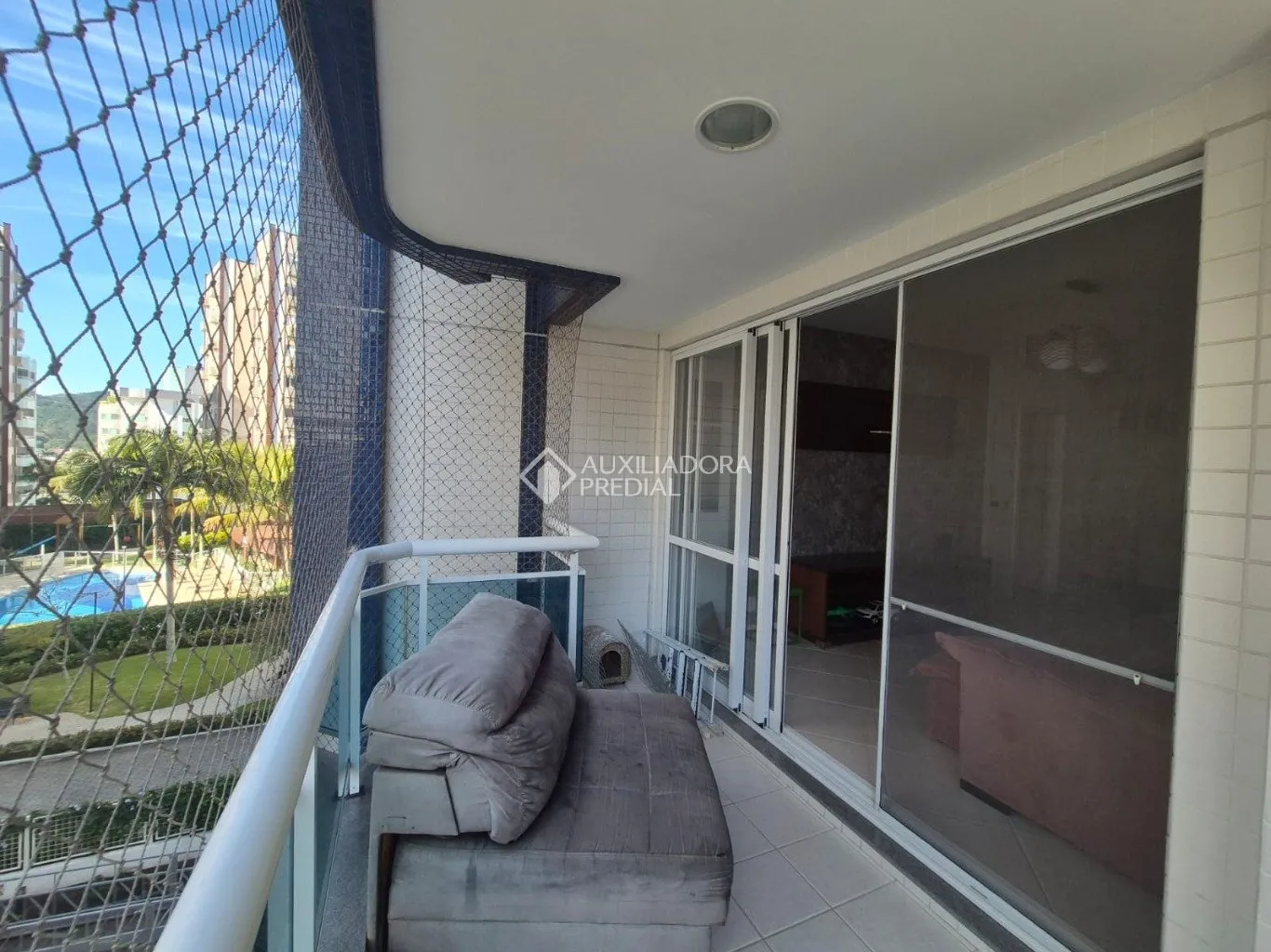 Furnished apartment with 3 bedrooms and 137 m² — photo 41