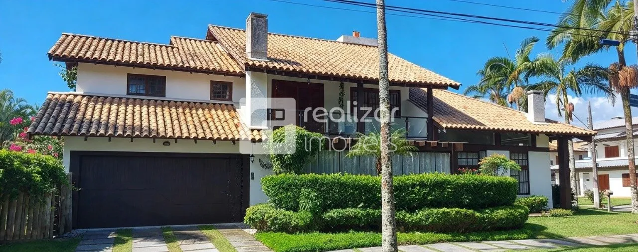 4-bedroom house with a bathtub in Florianópolis — photo 6
