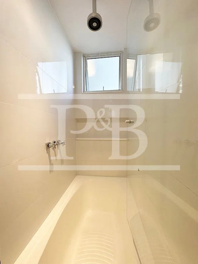 135 m² apartment with a home office and a bathtub — photo 22