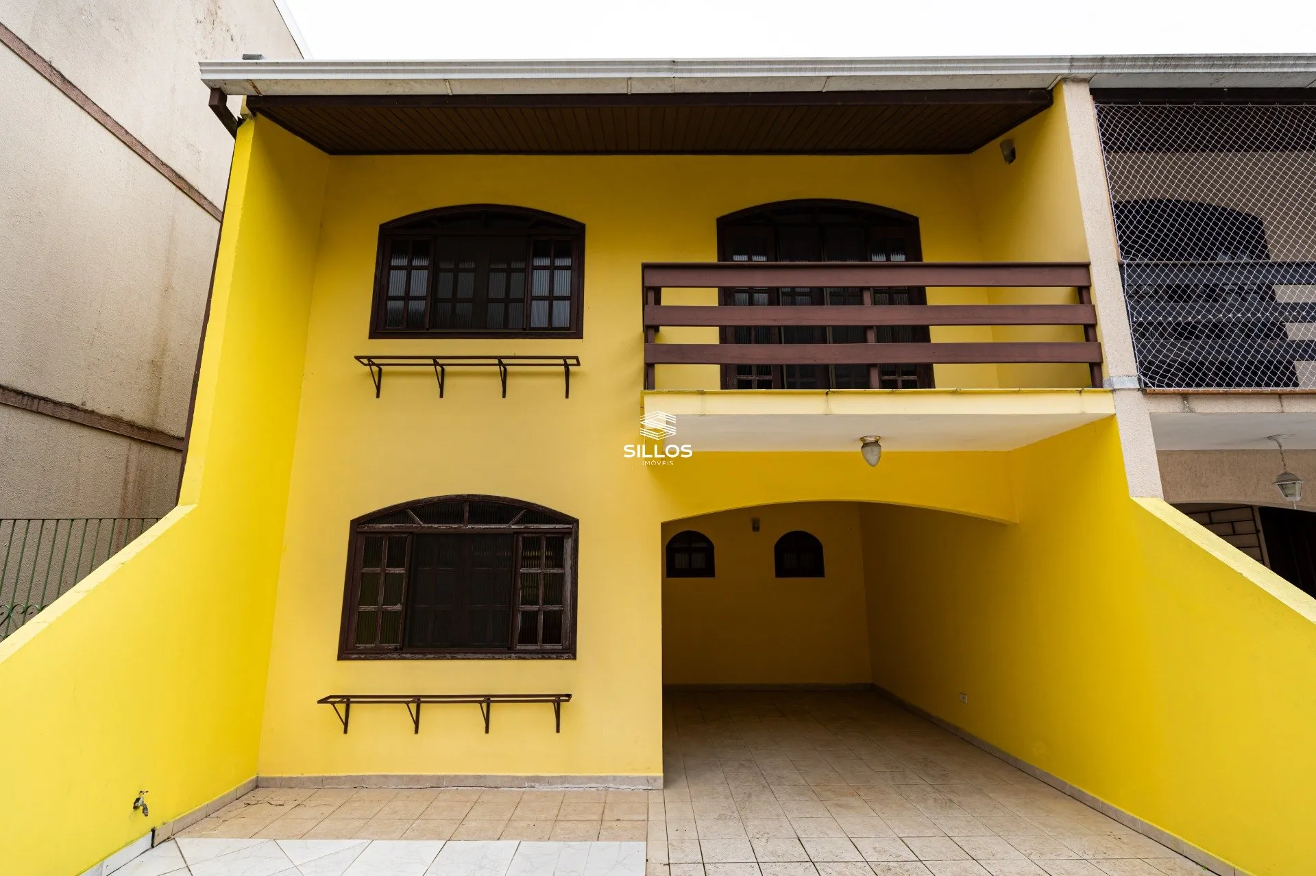 Casa de 3 quartos com piso de madeira ou laminado — photo 3