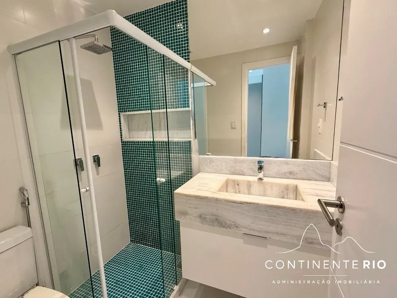 3-bedroom apartment with 4 bathrooms and a glass balcony — photo 5