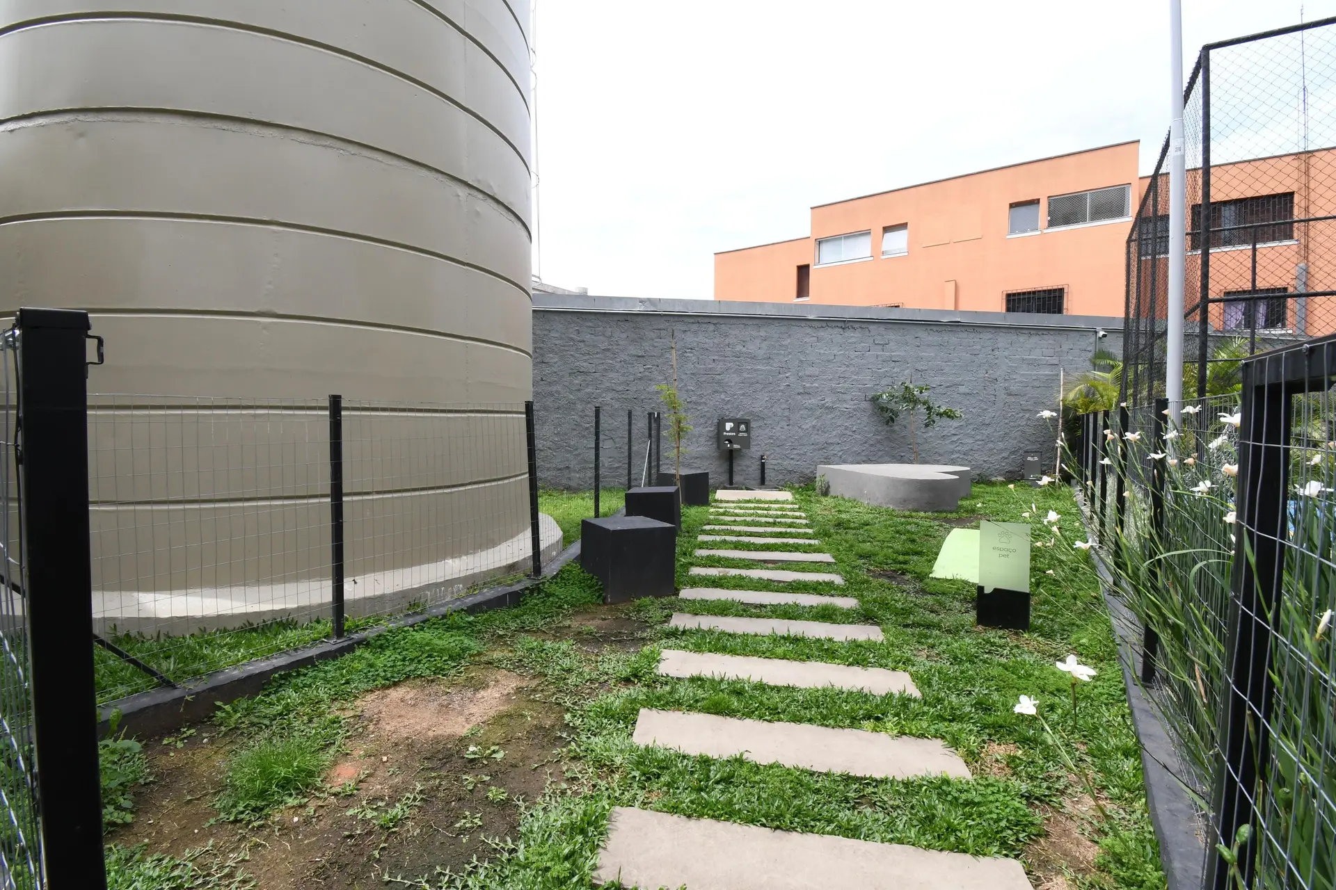 2-bedroom apartment with wood or laminate floors in Curitiba — photo 34