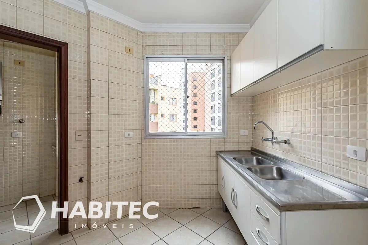 Wood or laminate floors in a 3-bedroom apartment, 102 m² — photo 2