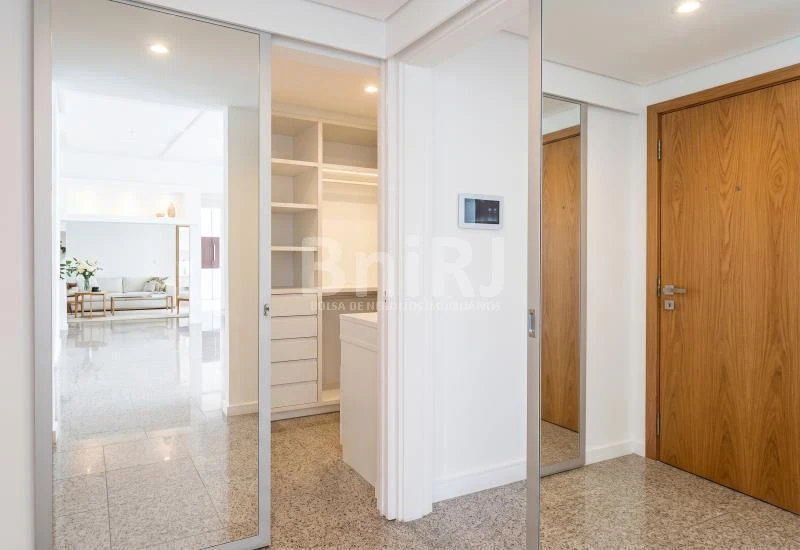 3-bedroom apartment in a building with a pool — photo 43