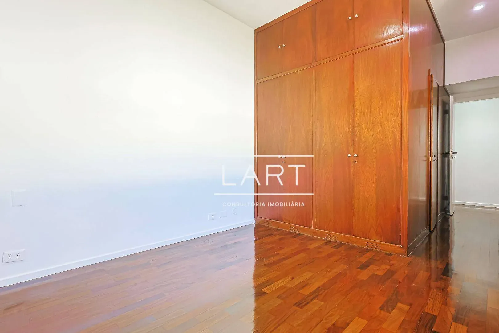 4-bedroom apartment with balcony and 227 m² — photo 22