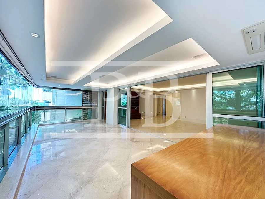 Apartamento com 2 quartos e varanda de vidro fechada — photo 3