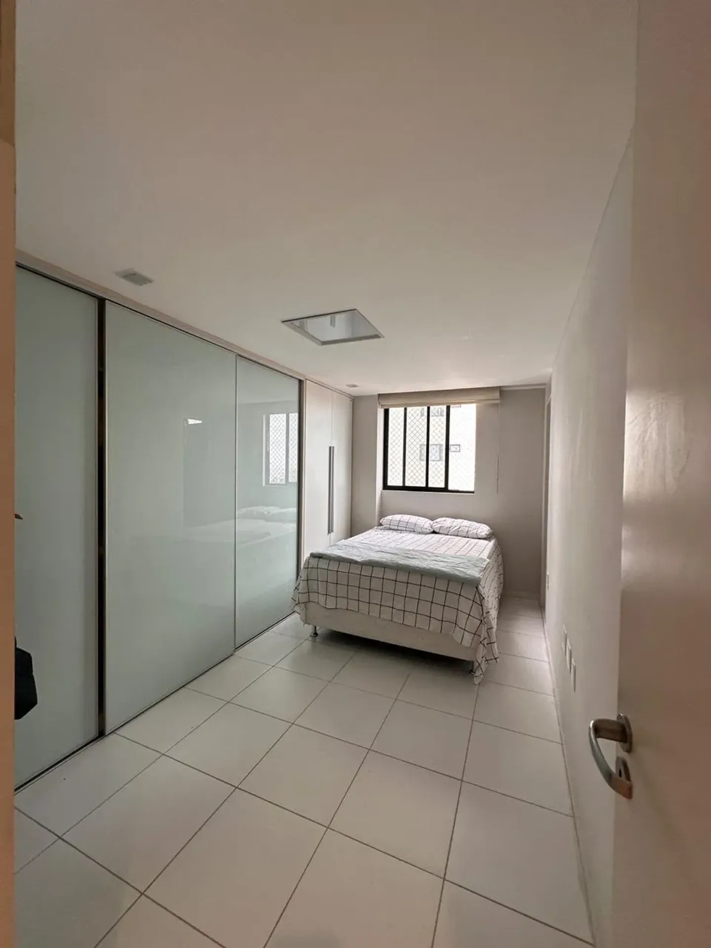 Furnished 180 m² apartment with 3 en-suites and balcony — photo 9