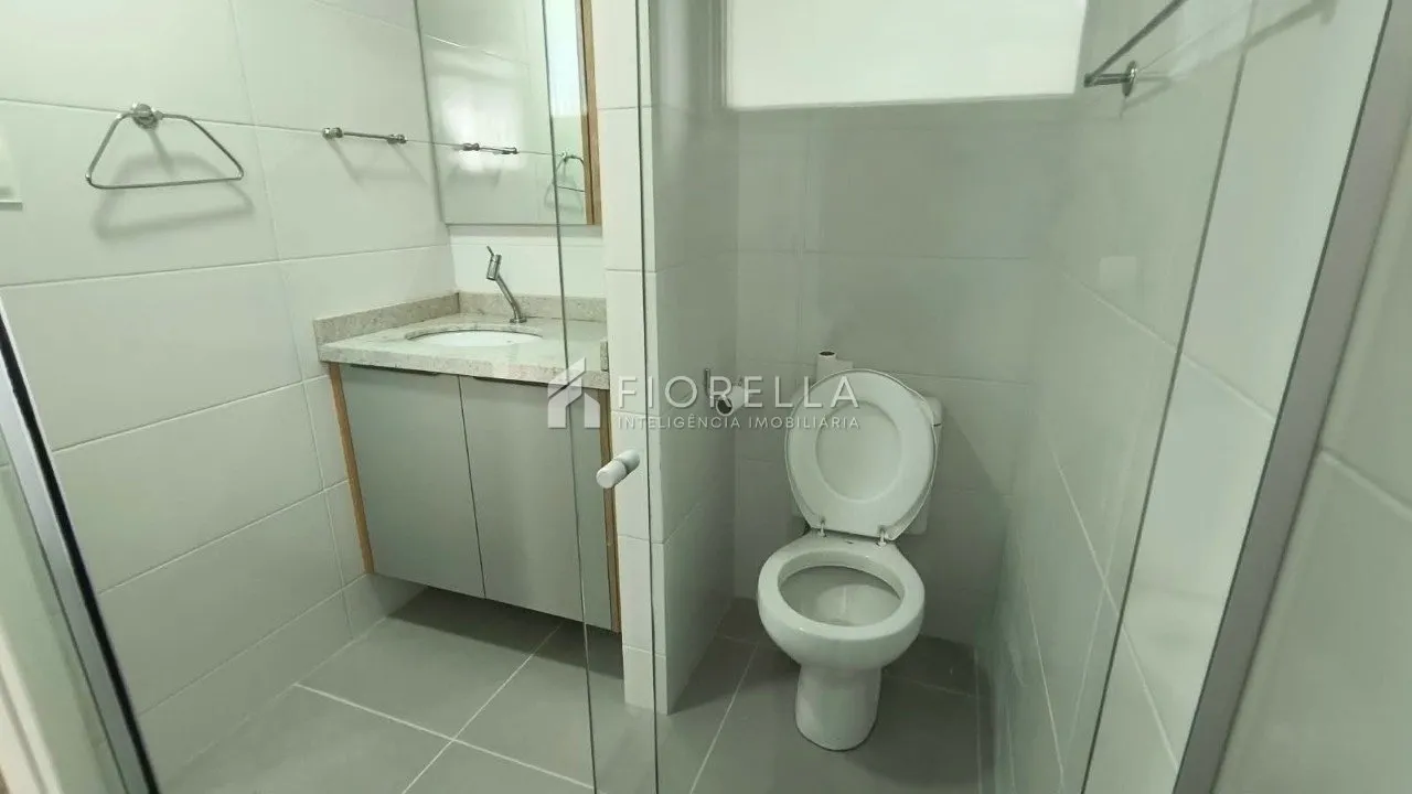 Квартира з 2 спальнями та дерев'яною підлогою або ламінатом — photo 11