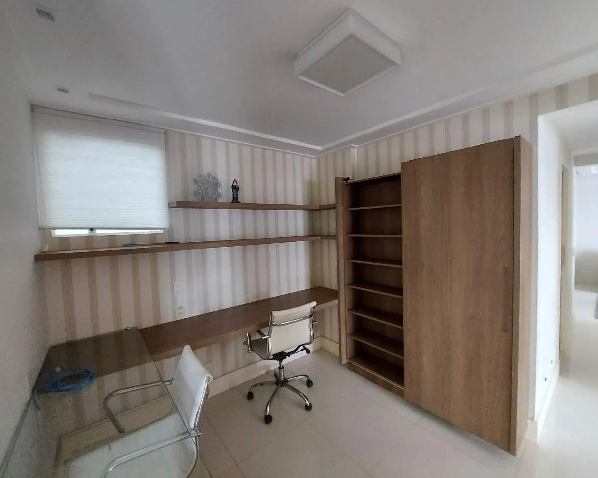 Квартира 149 м² с застеклённым балконом и грилем на балконе — photo 32