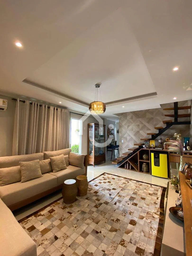 Walk-in closet in a 4-bedroom apartment, 210 m² — photo 5