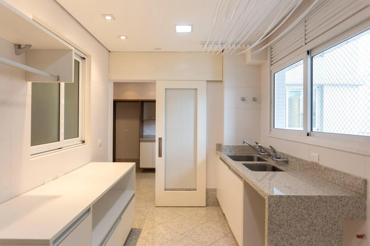 Glass-enclosed balcony in a 3-bedroom apartment, 297 m² — photo 16