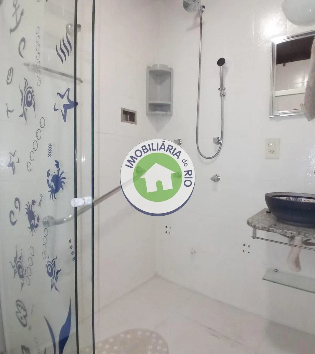 3-bedroom, 2-bath apartment with no parking space — photo 9