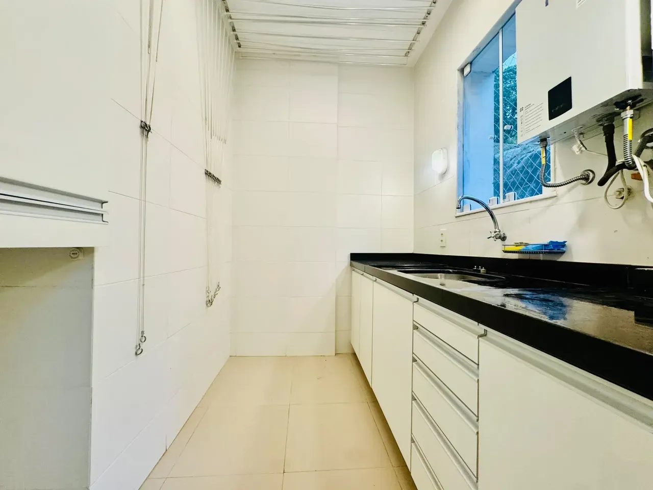 4-bedroom apartment with wood or laminate floors — photo 8