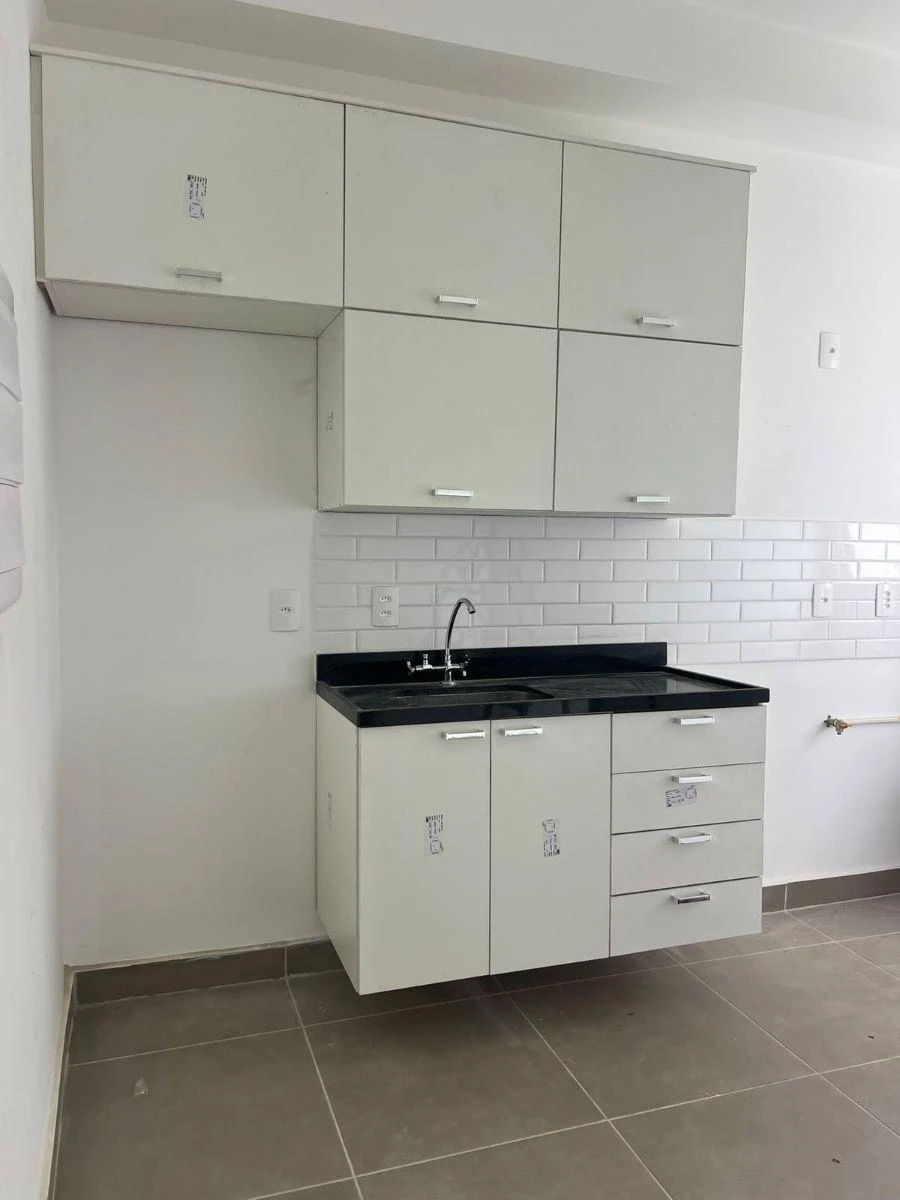 Apartamento de 2 quartos em condomínio com piscina