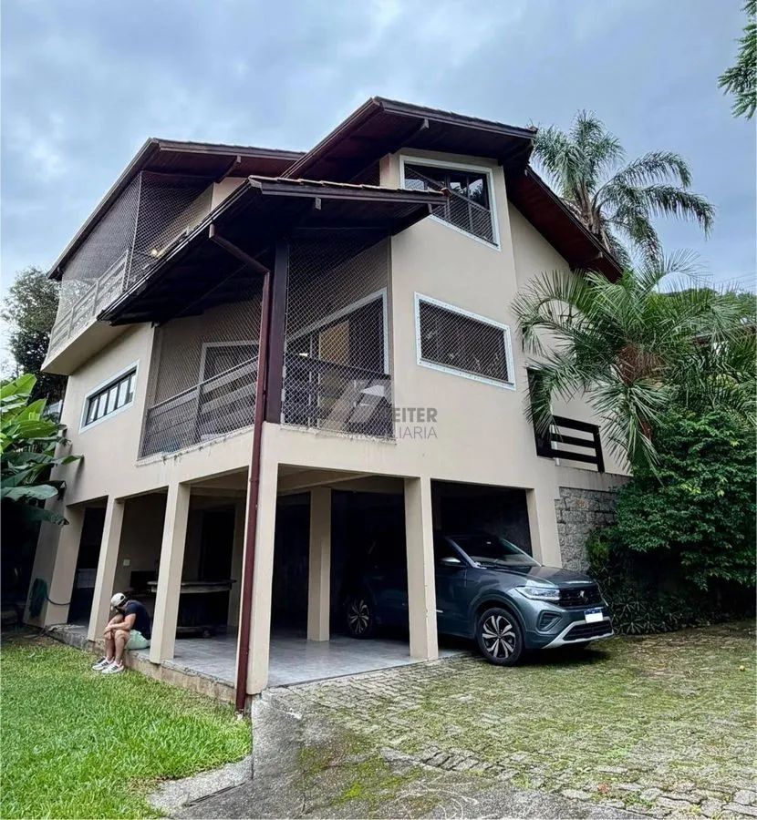 4-bedroom house with 230 m² and 3 parking spaces