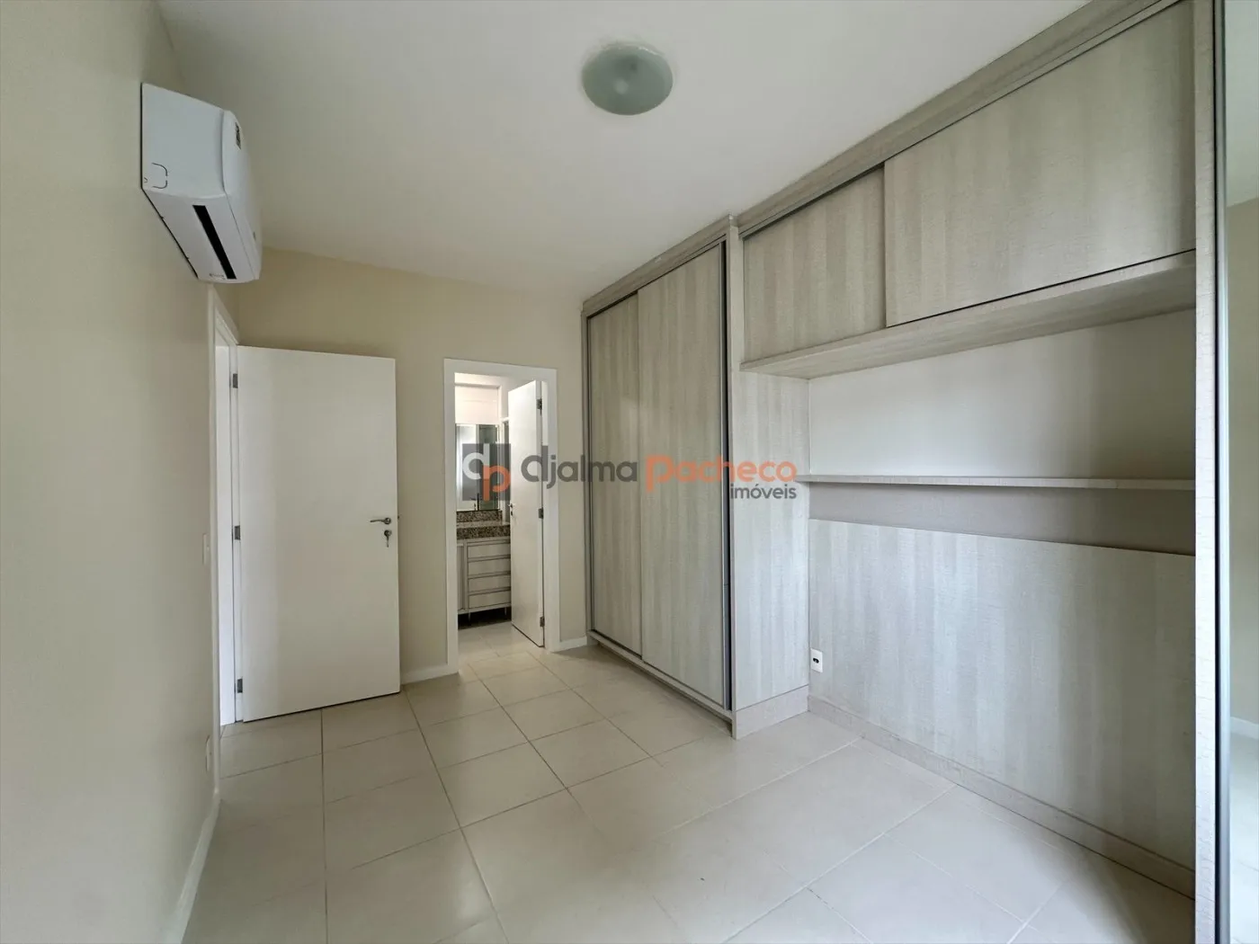 Balcony with a grill in a 2-bedroom apartment, 69 m² — photo 25
