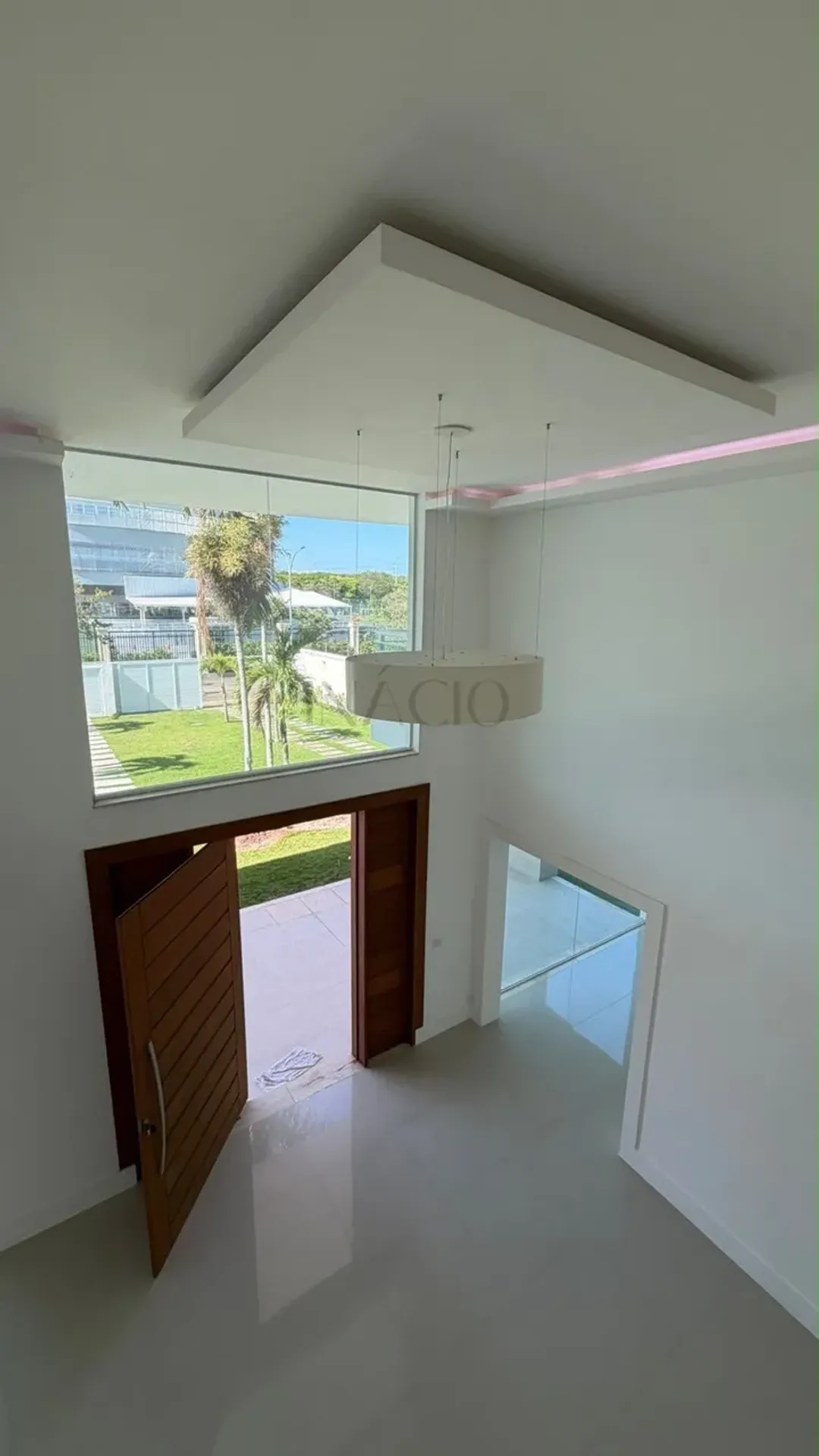 House, 950 m², with floor-to-ceiling windows — photo 4