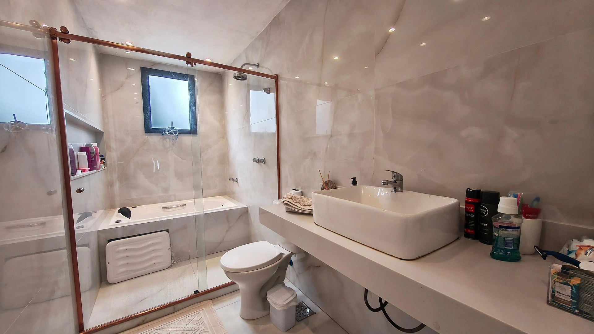 Jacuzzi in a 5-bedroom house, 350 m² — photo 15