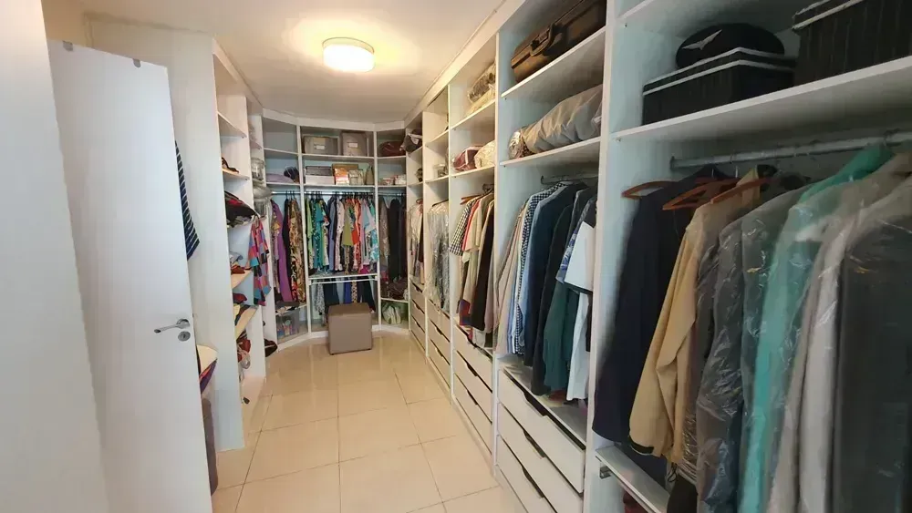650 m² house with 6 en-suite bedrooms and 4 parking spots — photo 76