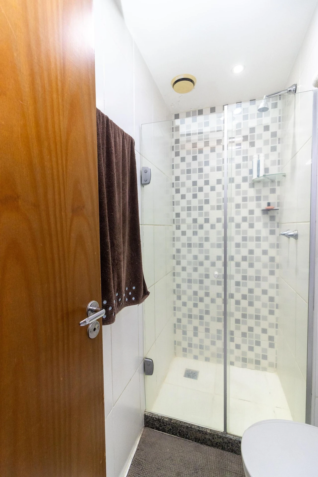 Furnished 2-bedroom apartment with balcony — photo 29