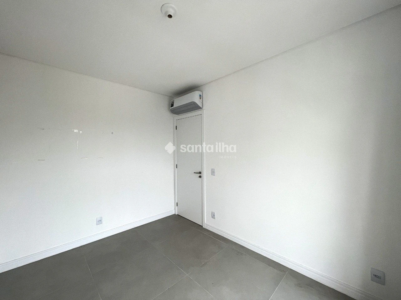 Balcony with a grill in a 2-bedroom apartment, 59 m² — photo 20
