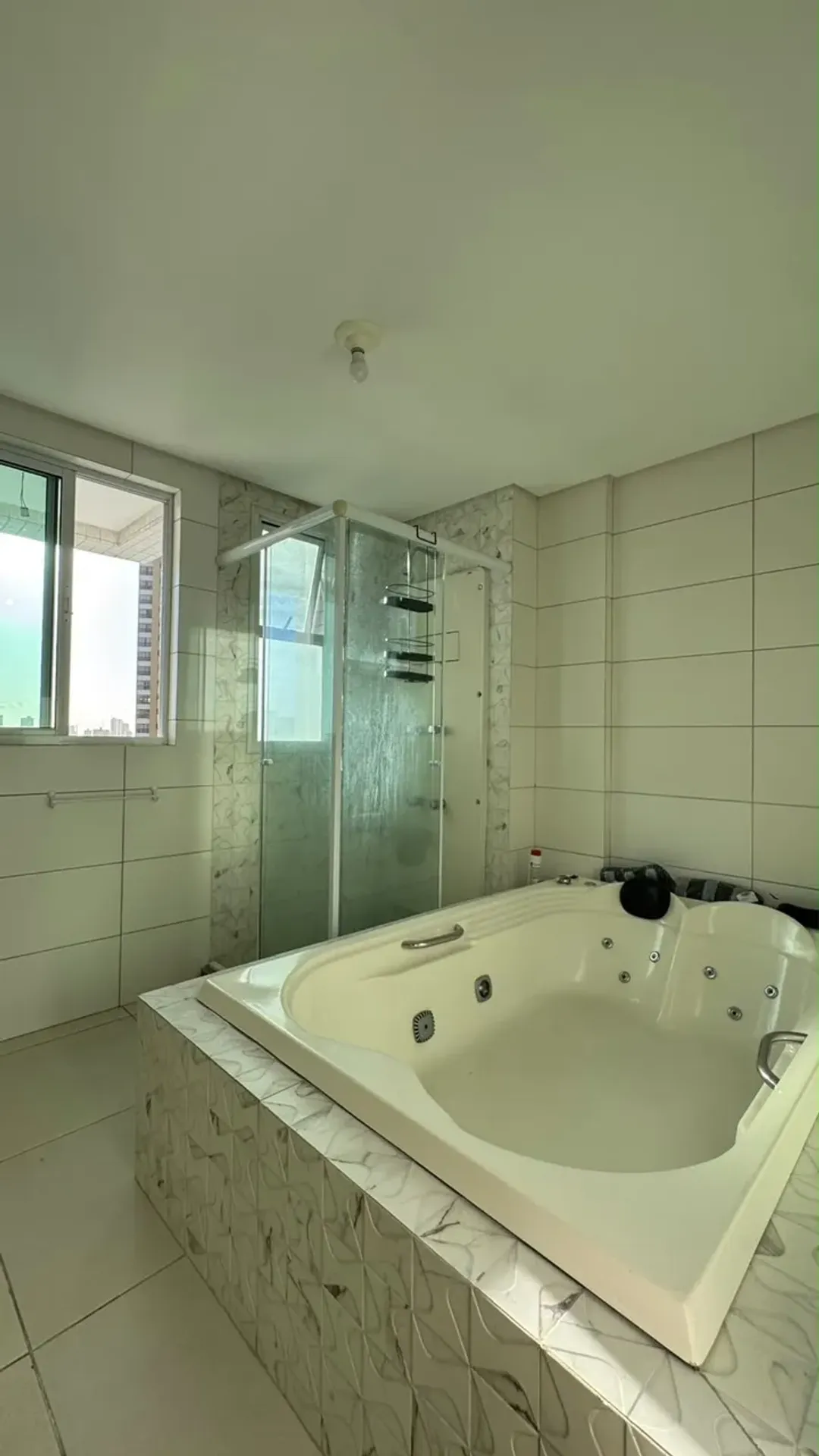 Bathtub in a 3-bedroom apartment, 87 m² — photo 34