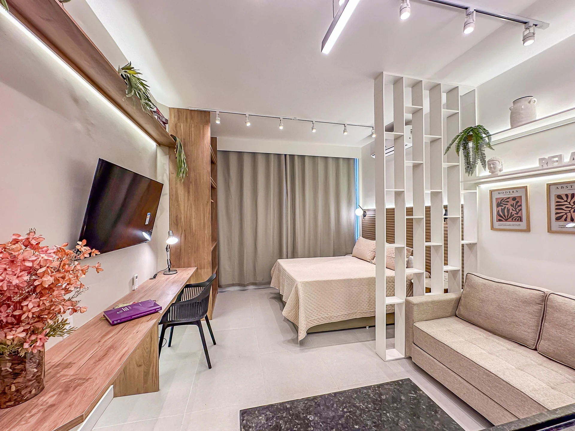 Furnished 1-bedroom apartment with an open-plan kitchen — photo 5
