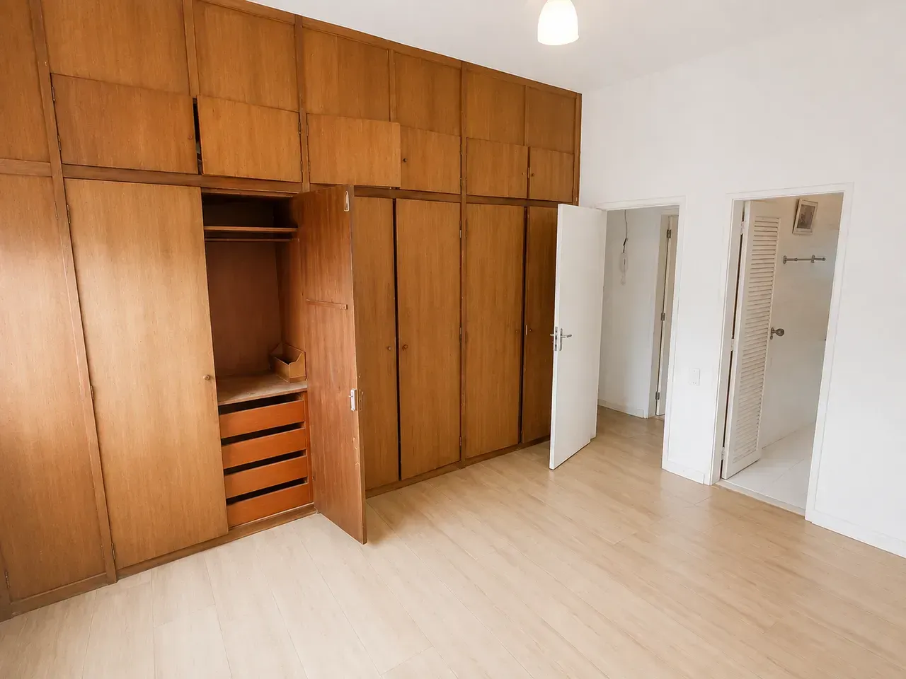 Unfurnished 150 m² apartment with 3 bedrooms and 4 bathrooms — photo 10