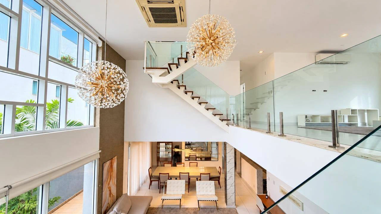 4-bedroom house with floor-to-ceiling windows — photo 14
