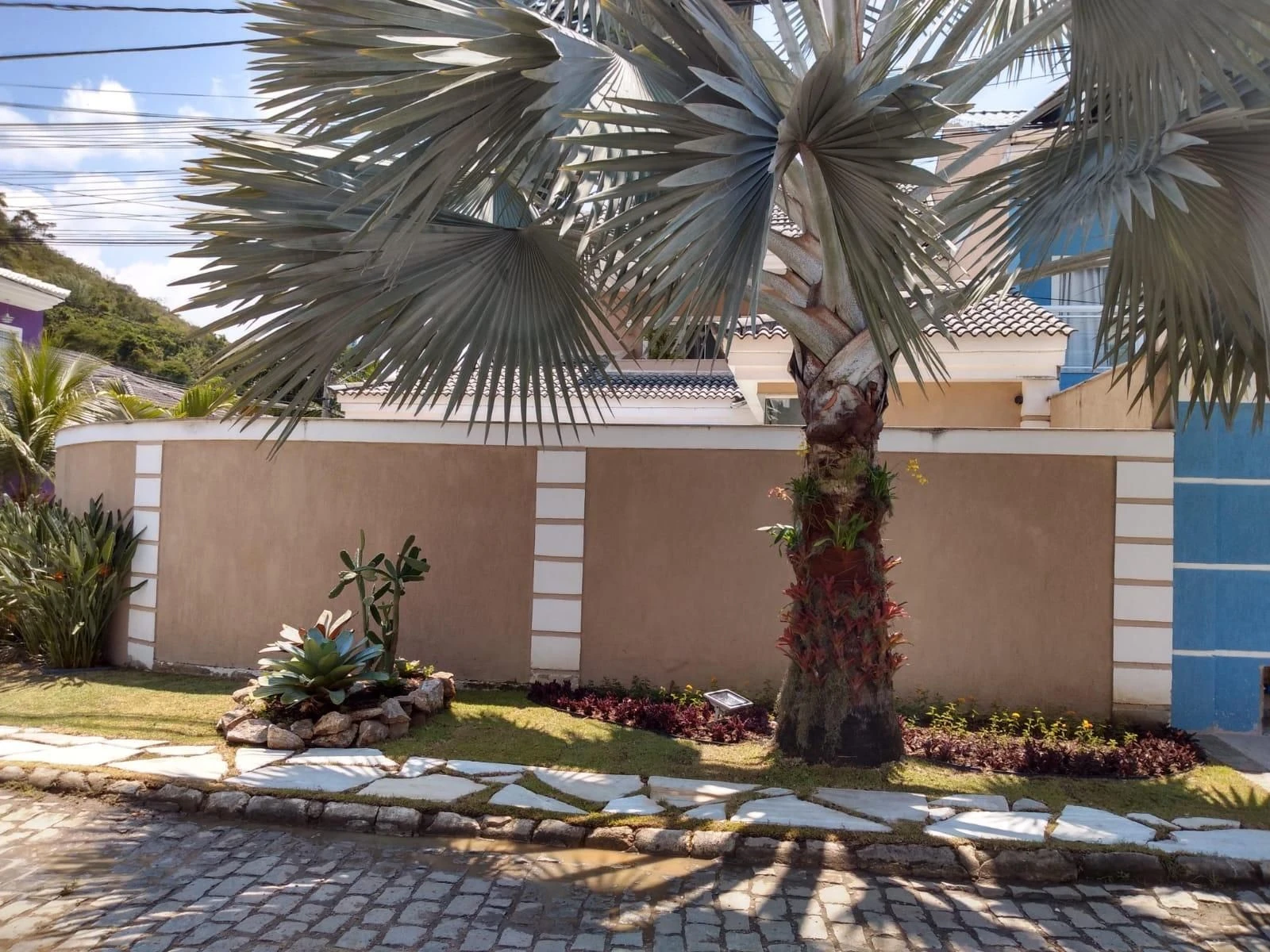 House, 350 m², with a glass-enclosed balcony — photo 13