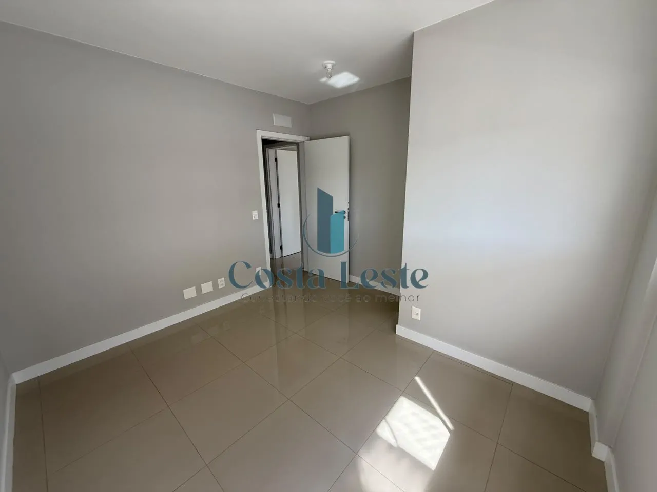 Balcony with a grill in a 2-bedroom apartment, 75 m² — photo 18