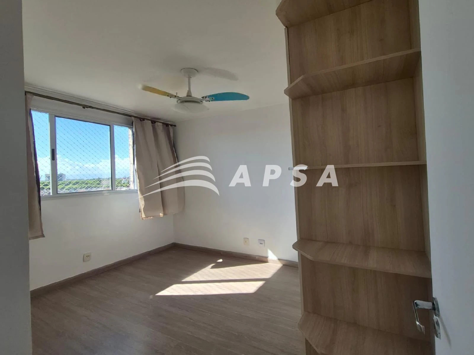 Apartamento de 2 quartos com piso de madeira ou laminado — photo 16