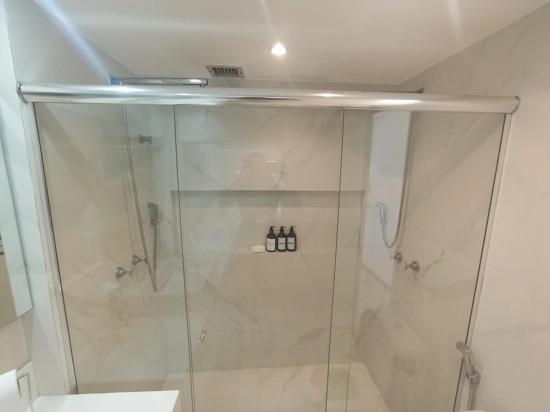 Estudio sin amueblar con balcón y 1 dormitorio en suite — photo 21