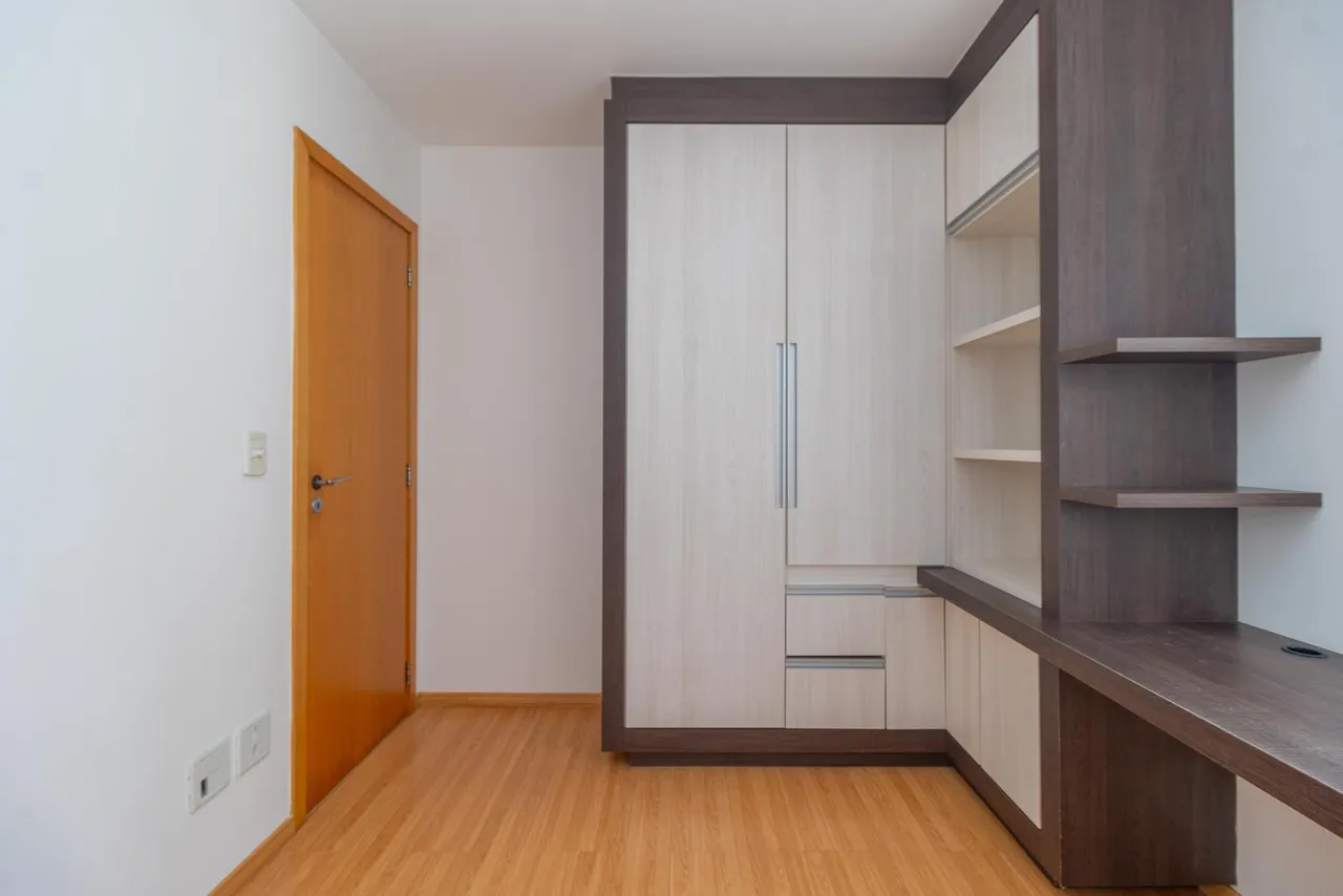 Unfurnished 3-bedroom apartment with glass balcony — photo 14