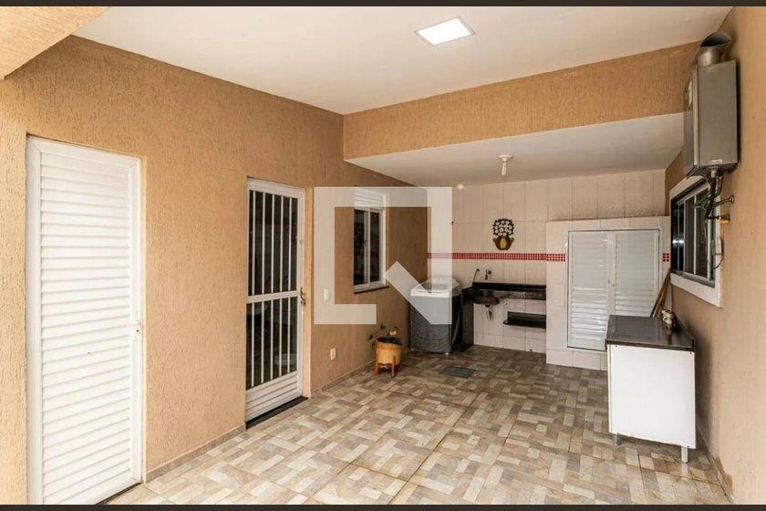 Casa mobiliada 288 m² com 4 suítes e piscina