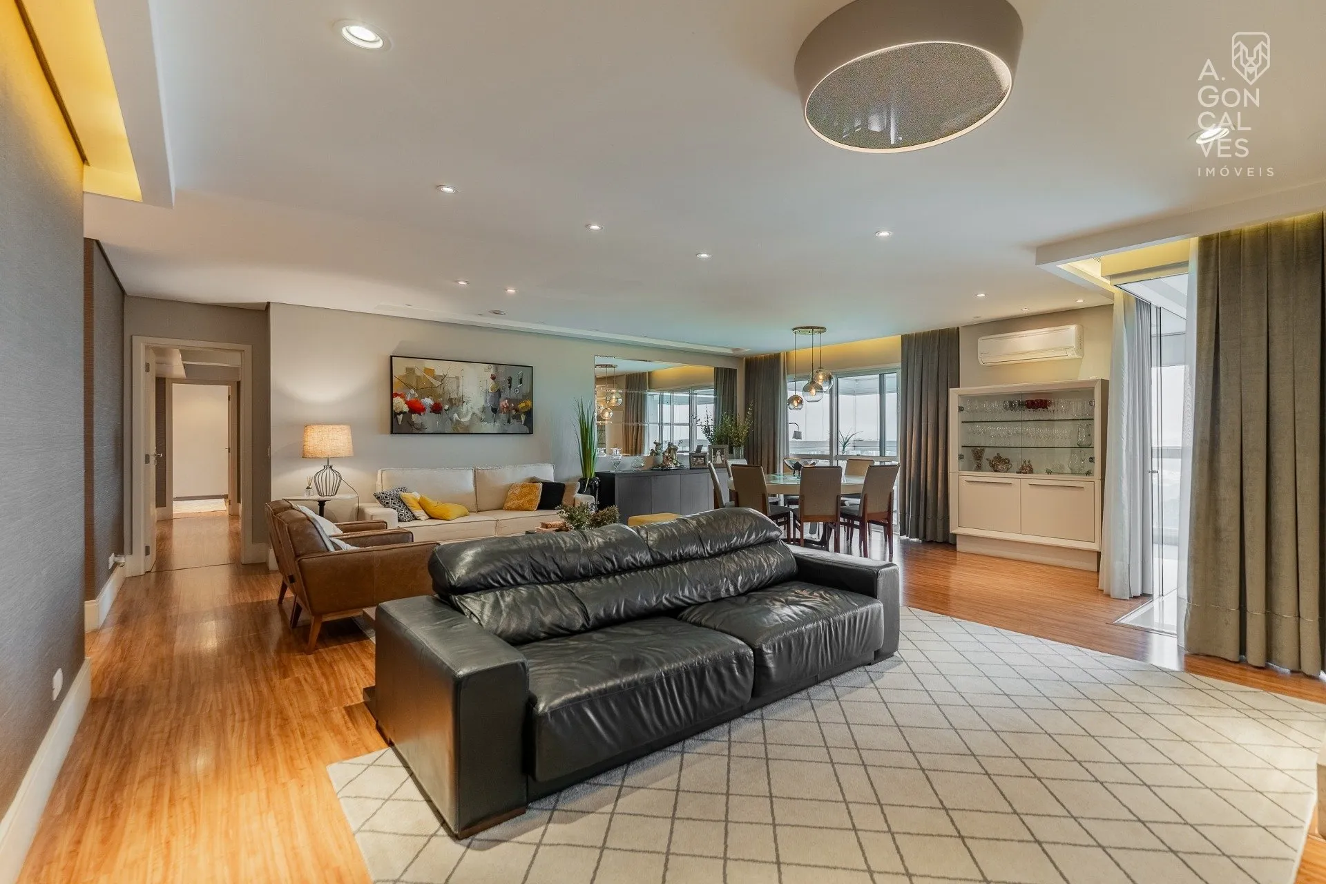 4-bedroom apartment with a bathtub