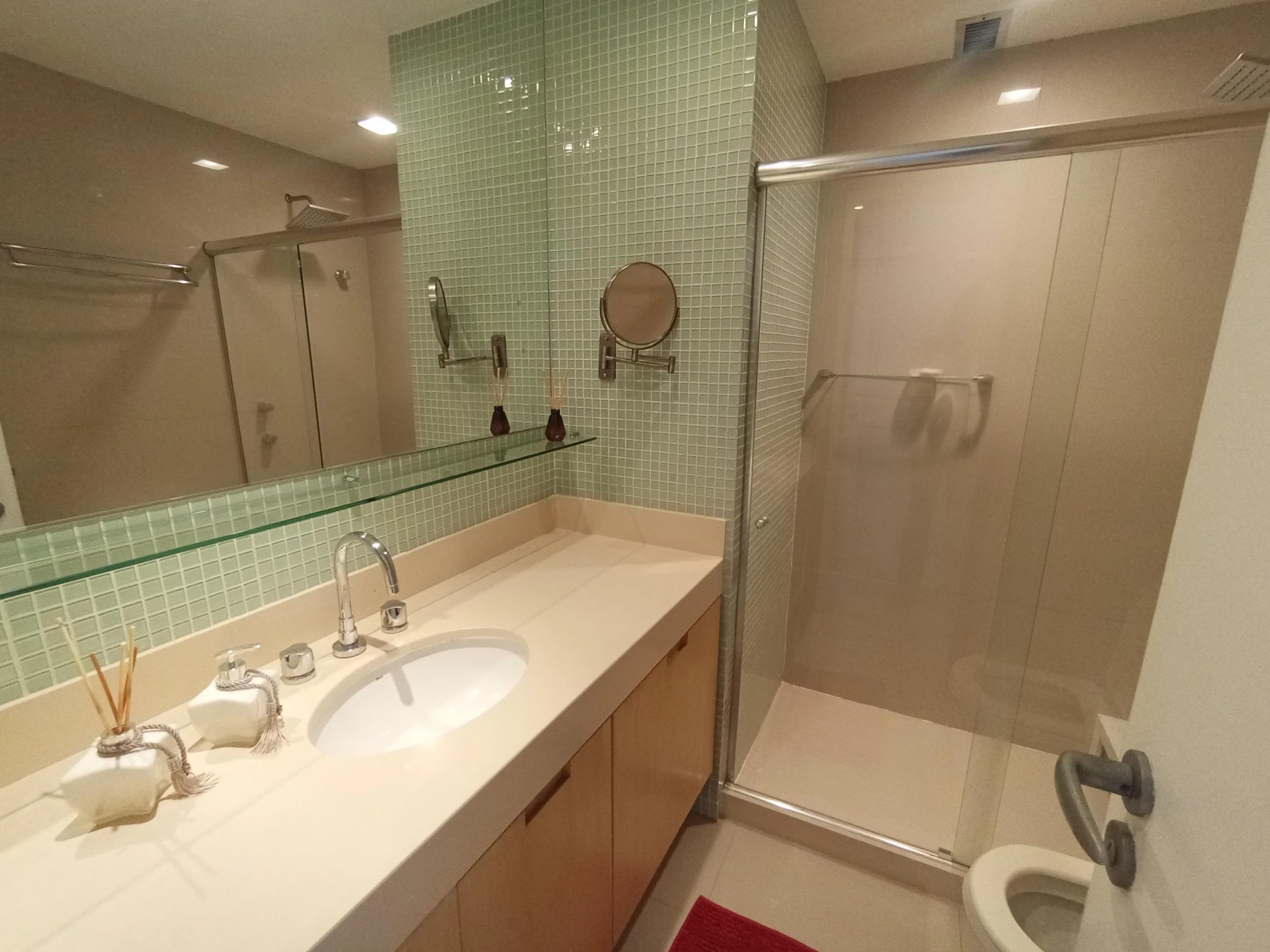 Furnished 3-bedroom apartment with enclosed balcony — photo 52