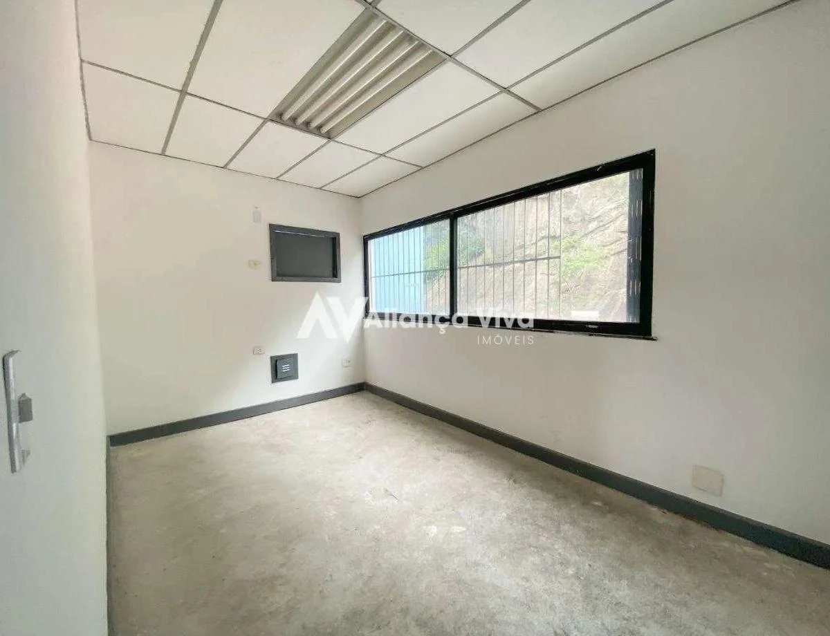 Casa, 824 m², com janelas do piso ao teto — photo 21