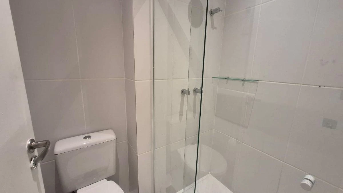 One-bedroom apartment in a building with a gym — photo 13