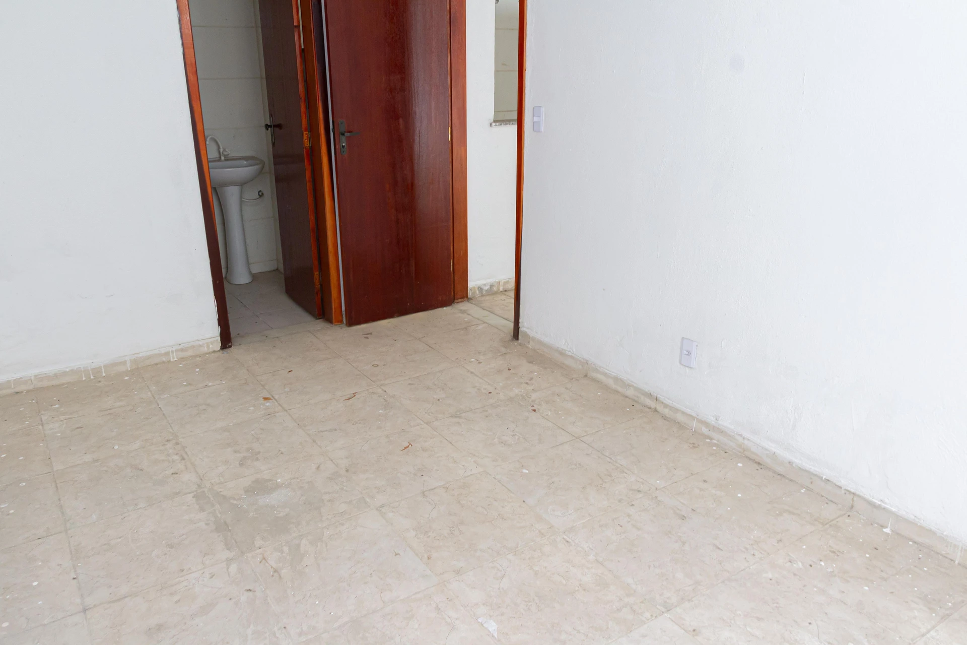 Studio unit with 1 bedroom, ensuite bathroom, private garden — photo 18