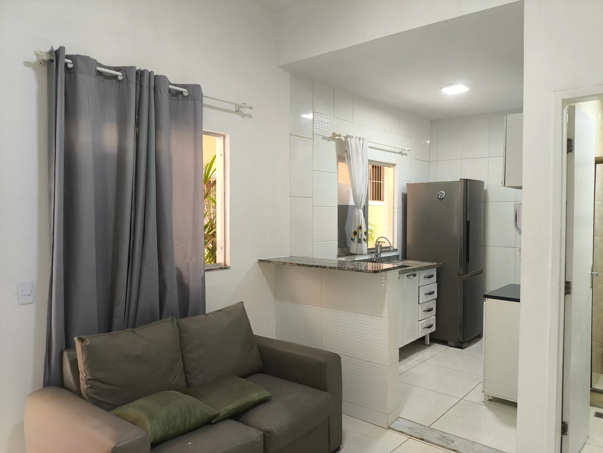 One-bedroom apartment with a washing machine — photo 2