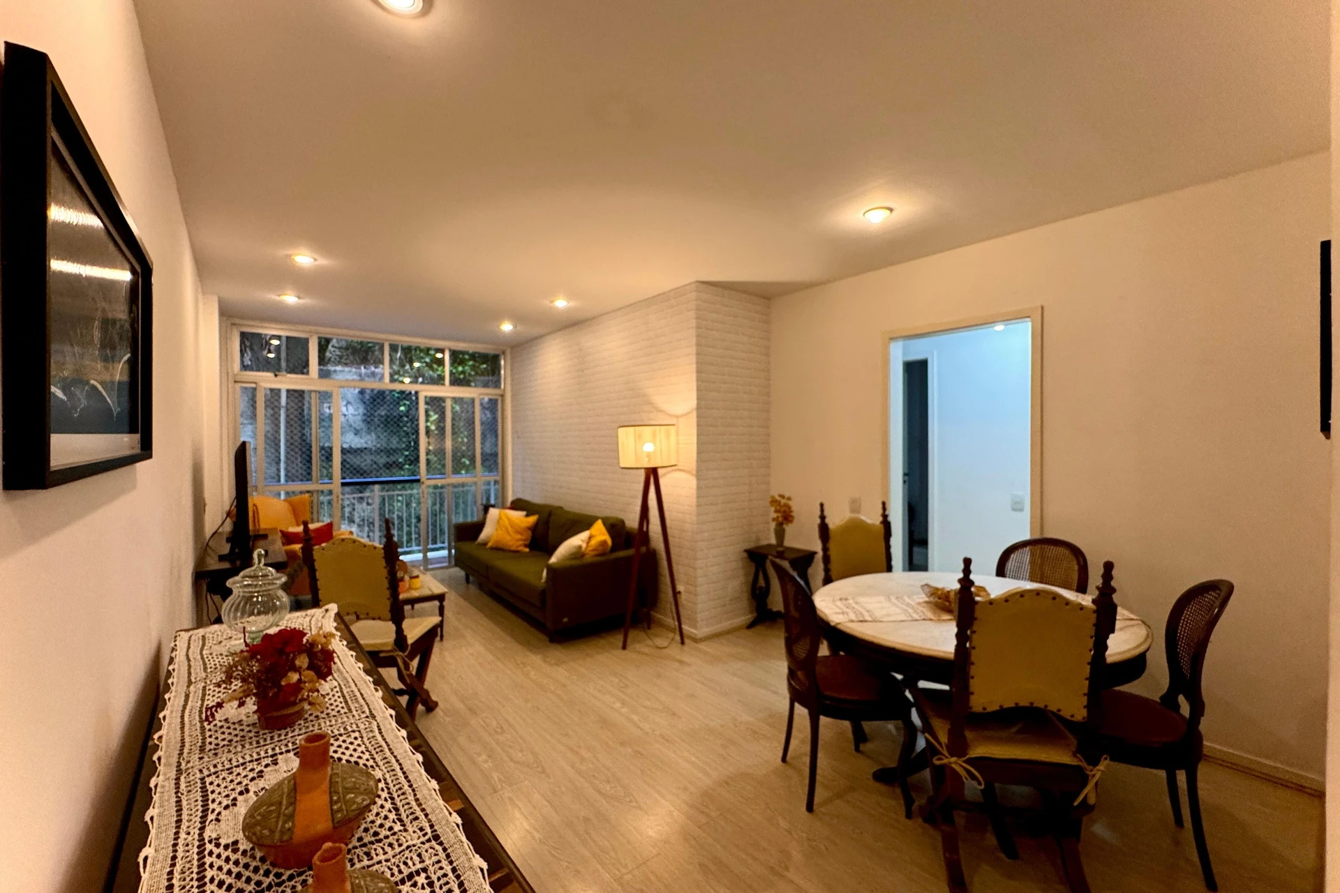 Furnished apartment, 96 m², with a glass-enclosed balcony