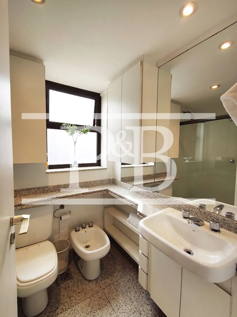 Furnished apartment with 2 bedrooms and an open-plan kitchen — photo 2