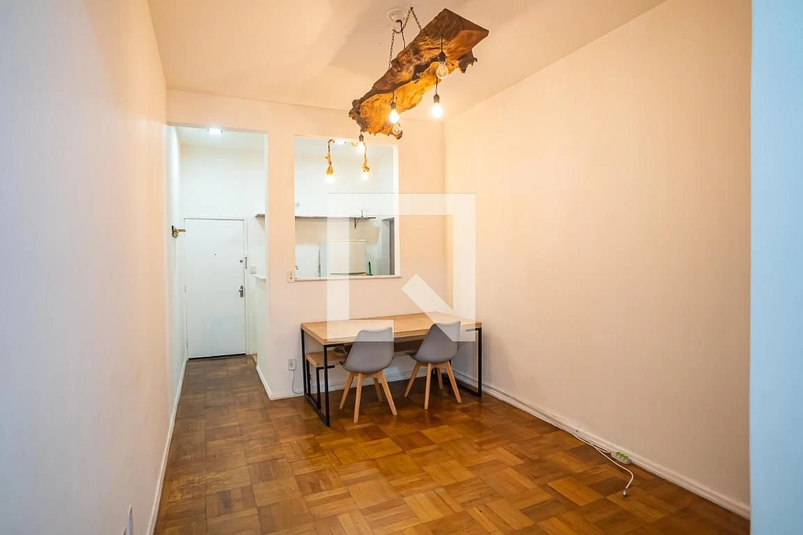 One-bedroom apartment with wood or laminate floors — photo 18