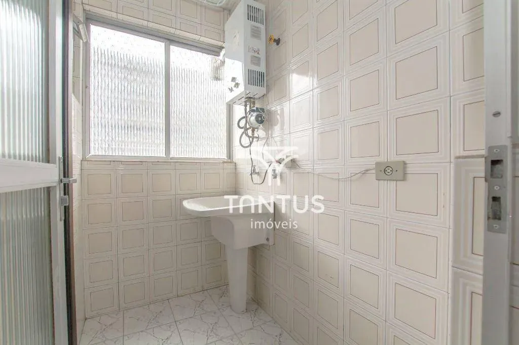 Wood or laminate floors in a 2-bedroom apartment, 66 m² — photo 44