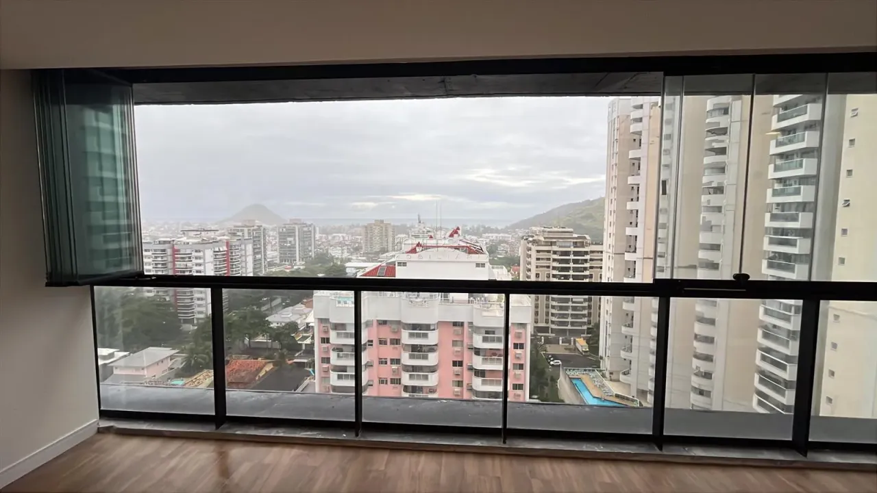 Glass-enclosed balcony in a 3-bedroom apartment, 120 m² — photo 13